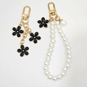 🗝Set of 2 keychains. Floral and pearls.